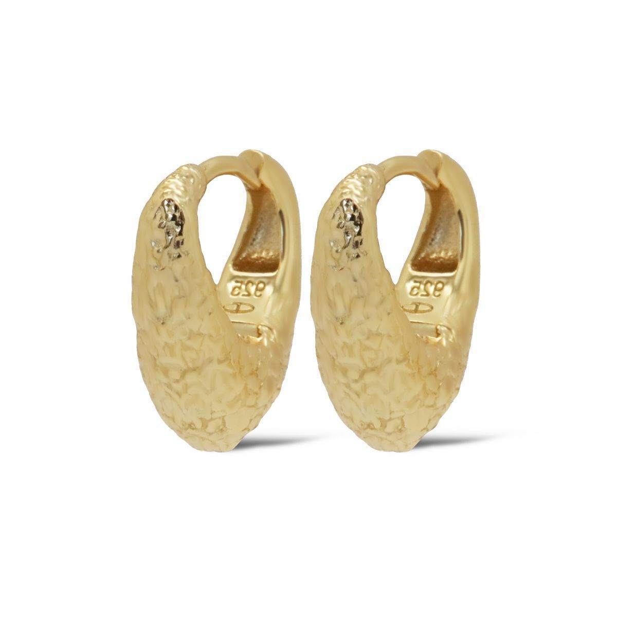 Basic Karma hinged hoops met hammered look. De oorbellen gaan per paar en zijn verkrijgbaar in 925 zilver of met een 14K gouden plating