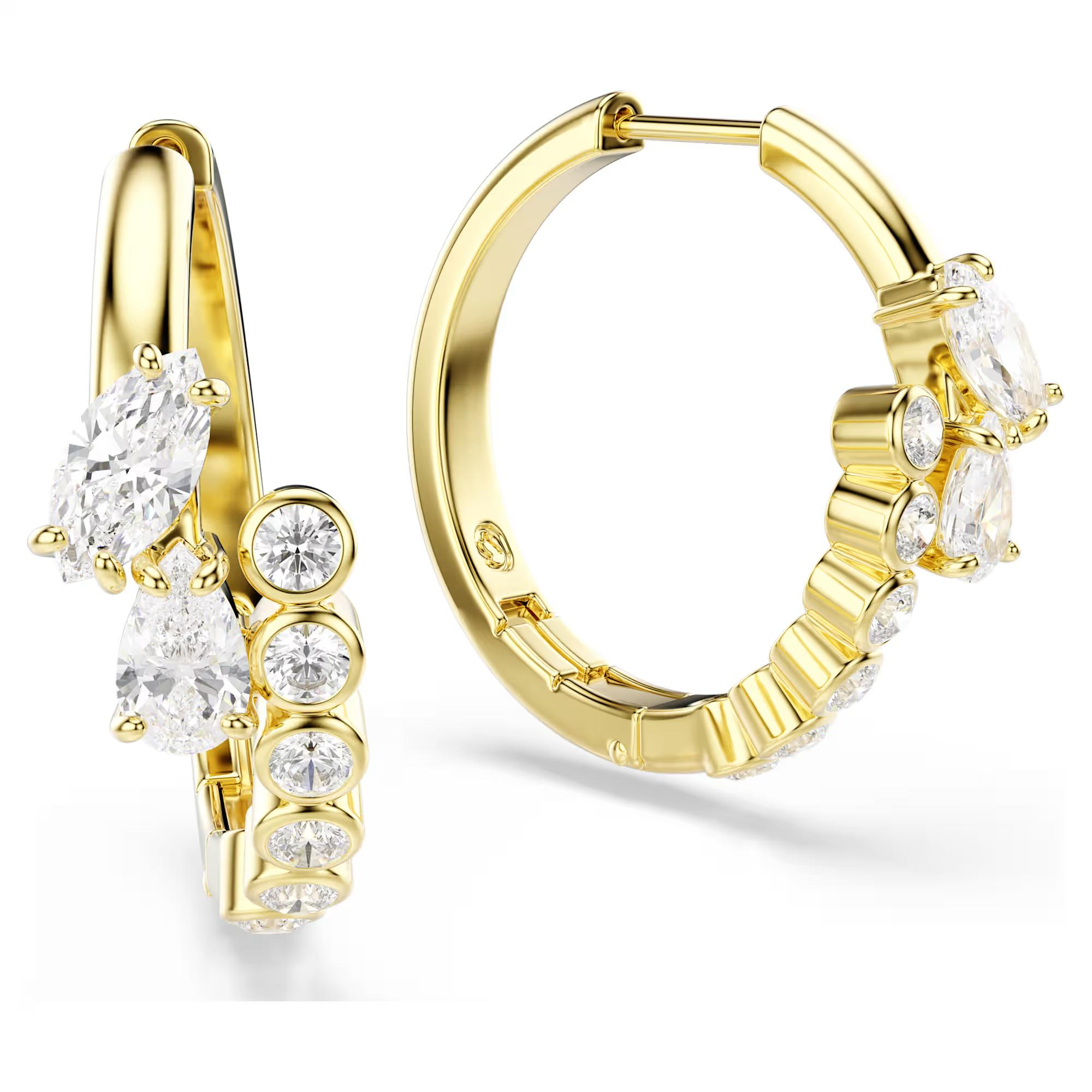Deze eigentijdse oorbellen laten de Mesmera-benadering van oorringen zien, met een spiraaleffect dat is gecre&euml;erd met schitterende Swarovski Zirkonia. Er is een bijpassende ring verkrijgbaar om je te verzekeren van een consistente stijl. De oogverblindende sieraden van Mesmera combineren klassieke silhouetten met een fascinerende verfijning, wat zorgt voor unieke, persoonlijke looks die altijd een statement maken.

Artikelnr.: 5761975
Collectie:  Mesmera
Formaat: 2.2 x 0.8 x 1.9 cm
Materiaal:  18k gouden afwerking, Cubic zirconia
Kleur:  Wit
Gewicht (individueel product):  2.4 g