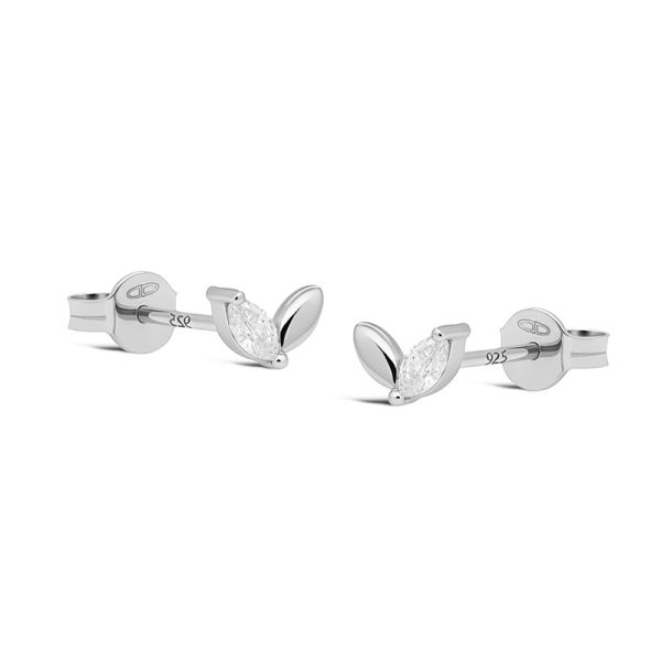 Karma Symbols Zirconia Leaf IRIS Silver, model KAR-R216S, biedt een elegante uitstraling met zirconia versieringen in een bladvormig ontwerp. Deze verfijnde zilveren oorstekers voegen een vleugje glamour toe aan elke outfit. Perfect voor elke gelegenheid.