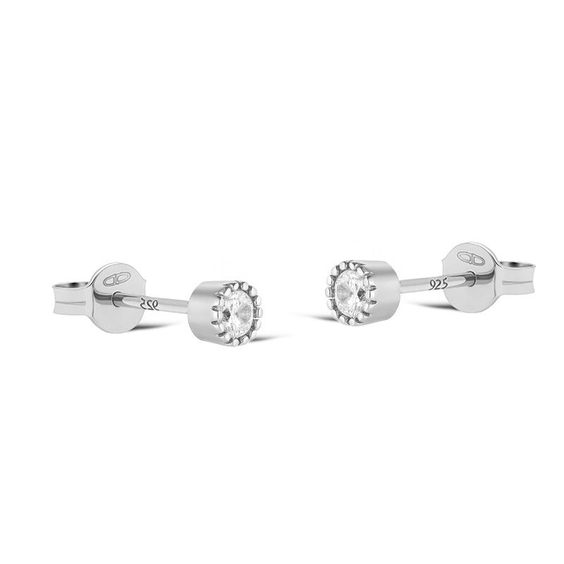De Karma Zirconia Symbols SERENA oorbellen, modelnummer KAR-R217S, zijn prachtige zilveren studs met glinsterende zirconia accenten. Deze juweel-studoorbellen stralen elegantie uit en voegen een vleugje glamour toe aan elke outfit. Perfect voor dagelijks gebruik of speciale gelegenheden, combineren ze moeiteloos met zowel casual als formele kledingstijlen. Een verfijnde toevoeging aan elke sieradencollectie.