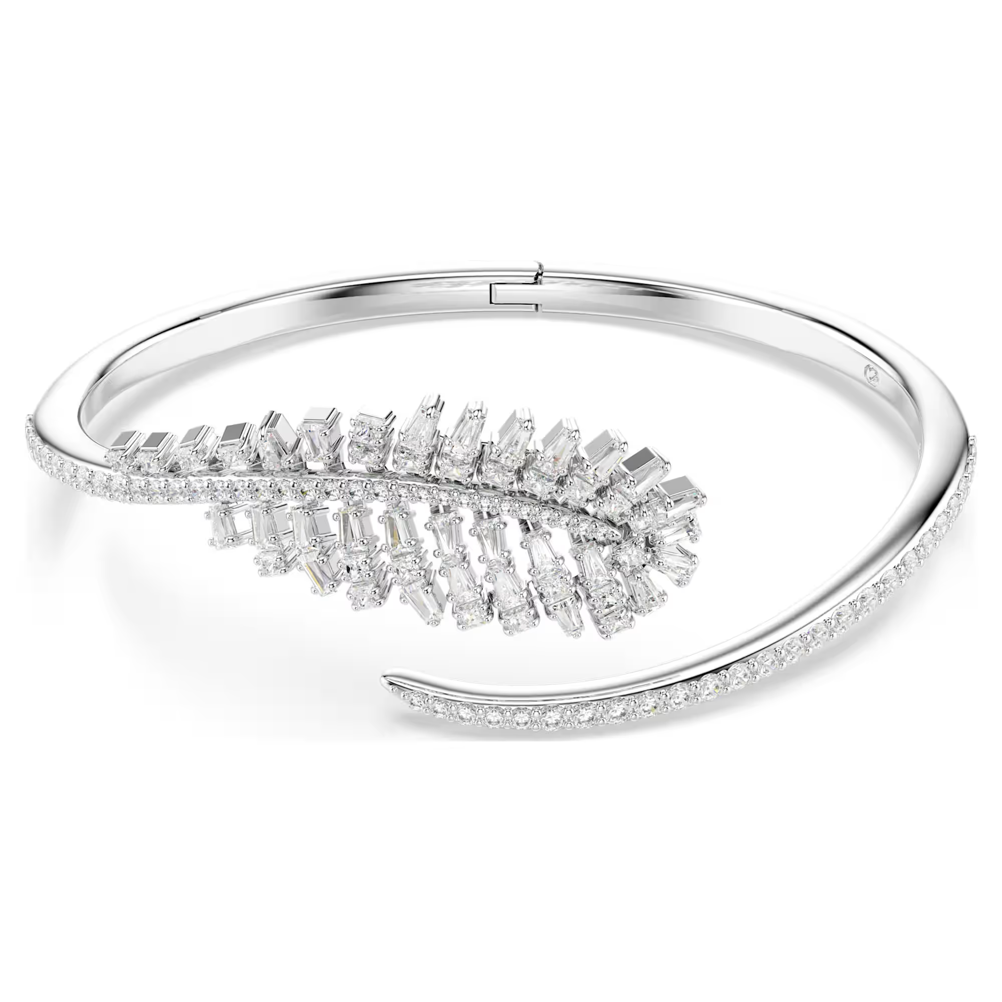 Deze open armband omhult je pols met de schoonheid van de natuur en toont een enkele veer, precisiegezet met Swarovski Zirkonia en uitlopend in een elegante punt. Een vleugje pure verfijning voor elke look. Ge&iuml;nspireerd op de machtige Swarovski-zwaan brengen de veerachtige vormen van de Vienna-collectie een eerbetoon aan een traditie van creativiteit en savoir-faire.
