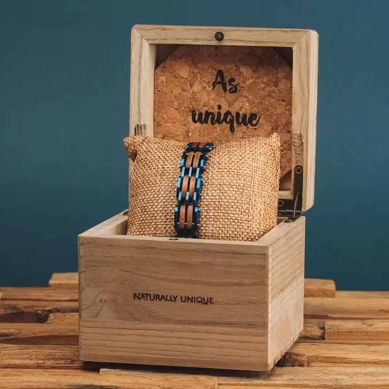 Deze exclusieve armband is het perfecte accessoire voor stijlvolle mannen. Het blauwe roestvrij staal in combinatie met elegant koa-hout vormt een harmonieus geheel en benadrukt op elegante wijze uw persoonlijkheid.