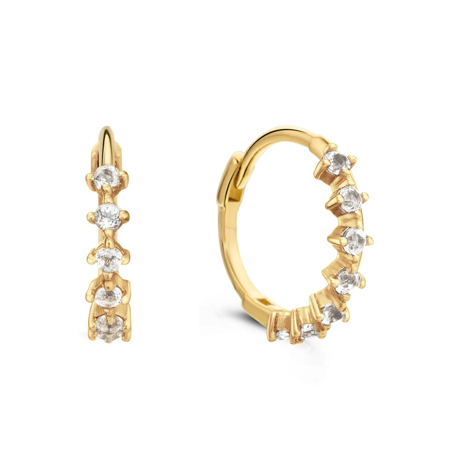 Shine met de mooie Jackie Radiance White Topaz oorringen. De oorringen zijn versierd met sprankelende witte topaas edelstenen.

Tropical Paradise
Dat Jackie van reizen houdt is geen geheim. Voor haar 14 karaat gouden sieradencollectie heeft zij zich deze keer laten inspireren door de tropen.
Haar Tropical Paradise collectie biedt een mix van elegantie en avontuur. Voel de zon schijnen waar je ook bent!

Weelderige jungles, azuurblauwe oceanen en de schittering van de zon op witte zandstranden: de ontwerpen met edelstenen zijn een weerspiegeling van Jackie&rsquo;s mooiste herinneringen. Of het een dag op kantoor is of een avondje uit, deze sieraden voegen een vleugje exotische allure toe aan elke gelegenheid.

Het merk
Jackie is h&eacute;t 14 karaat gouden on trend sieradenmerk. De collecties zijn ge&iuml;nspireerd op de reizen die ik maak, van stedentrips tot exotische oorden. Elk gouden sieraad is helemaal van nu, handgemaakt door Europese goudsmeden en vervaardigd van overwegend gerecycled goud met echte edelstenen en zoetwaterparels. Elke collectie is dan ook met veel liefde en passie samengesteld. Mijn Jackie sieraden zijn de perfecte finishing touch voor iedere outfit!

Specificaties
- Oorsieraad
- Materiaal: 14 Karaat - Geelgoud - 585
- Hoops Wit topaas
- Lengte 12mm