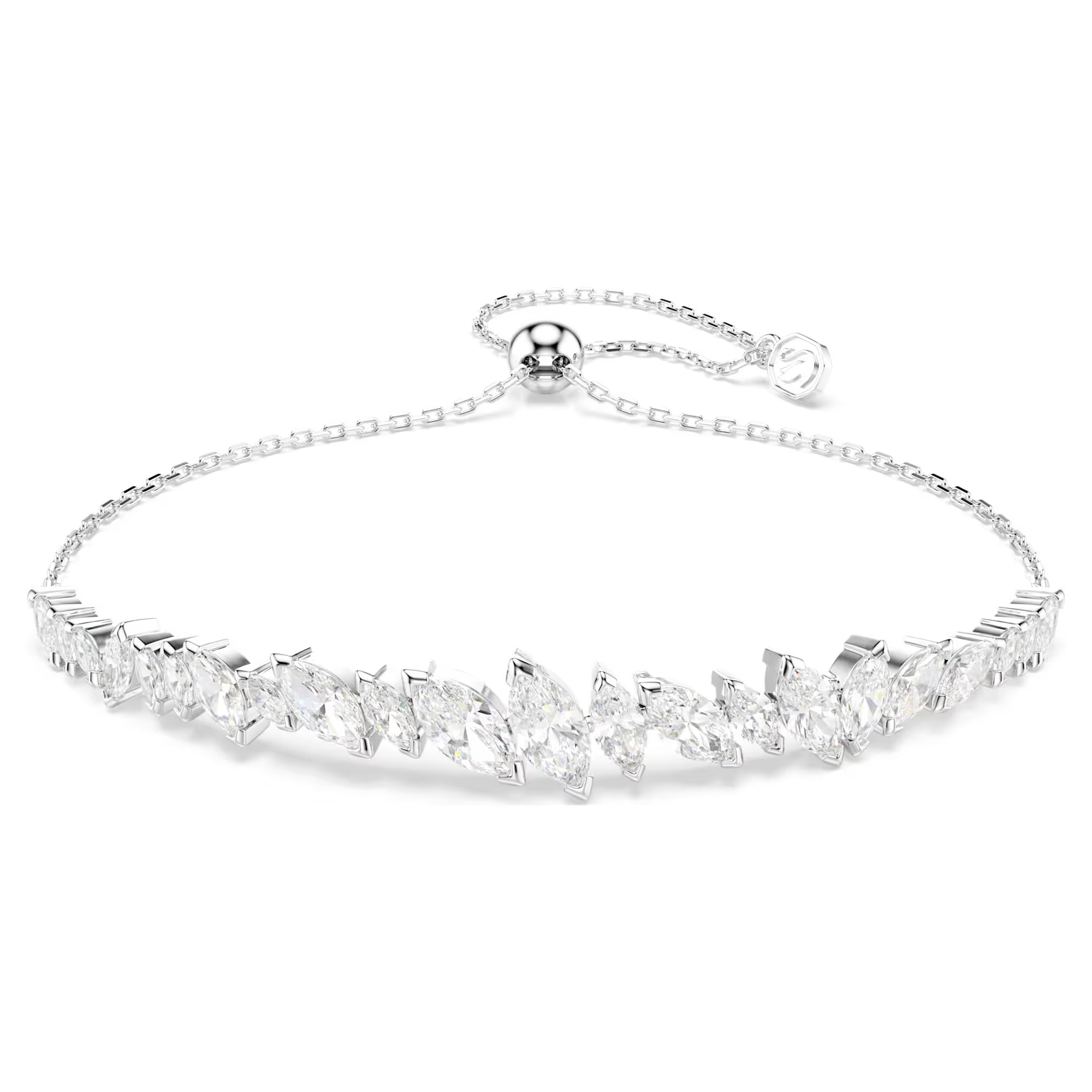 Deze armband toont een mix van Swarovski Zirkonia in verschillende formaten, gezet in een kunstzinnige, onregelmatige schikking die het licht vangt met nonchalante klasse. De oogverblindende sieraden van Mesmera combineren klassieke silhouetten met een fascinerende verfijning, wat zorgt voor unieke, persoonlijke looks die altijd een statement maken.