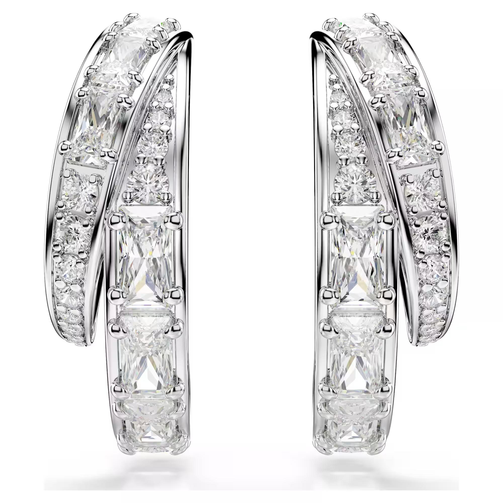 Deze kleine oorringen zijn een nieuwe interpretatie van de verfijnde vleugelpunten van de Swarovski-zwaan en stralen zowel schoonheid als elegantie uit. Een ontwerp gemaakt met Swarovski Zirkonia om je stijl te omlijsten met licht. Ge&iuml;nspireerd op de machtige Swarovski-zwaan brengen de veerachtige vormen van de Vienna-collectie een eerbetoon aan een traditie van creativiteit en savoir-faire.