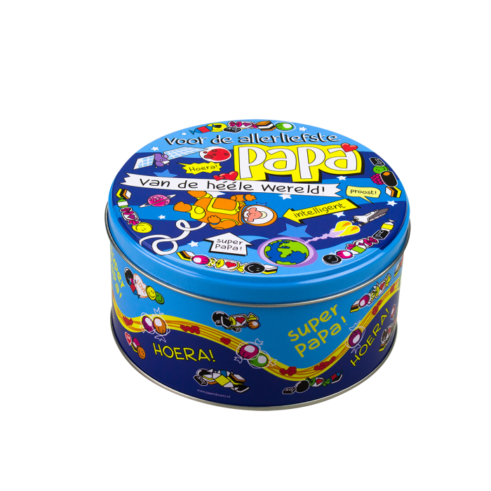De Snoeptrommel - Papa is een vrolijk en origineel cadeau voor iedere vader. Dankzij de leuke cartoontekening, de opvallende kleuren en de praktische toepassing is deze metalen snoeptrommel een echte blikvanger in huis &eacute;n in de winkel.

Deze snoeptrommel voor papa is perfect om te vullen met snoep, chocolade of andere favoriete lekkernijen. Daarmee is het niet alleen een leuk cadeau voor Vaderdag of een verjaardag, maar ook een blijvende herinnering die na gebruik opnieuw kan worden ingezet voor het bewaren van snoep of kleine spullen. Combineer deze snoeptrommel met andere artikelen uit het Vaderdag assortiment voor een compleet en persoonlijk cadeaupakket.

De snoeptrommel is gemaakt van metaal en heeft een afmeting van 14 x 14 x 7