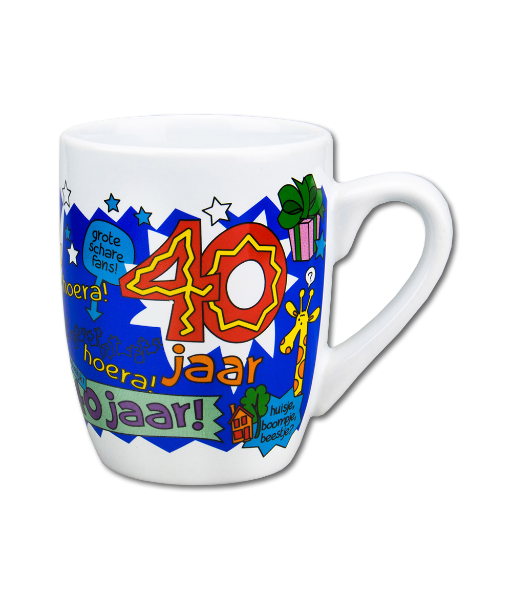 De Cartoonmok - 40 jaar man is een grappig en origineel cadeau voor een man die zijn 40e verjaardag viert. Deze keramische mok is voorzien van een humoristische cartoonafbeelding en bijpassende tekst, waardoor hij perfect aansluit bij deze bijzondere mijlpaal.

Met zijn herkenbare cartoonstijl en opvallende vormgeving is deze 40 jaar man mok een echte blikvanger. Leuk om cadeau te geven aan een vriend, broer, collega, buurman of familielid die 40 jaar wordt. Een praktisch verjaardagscadeau dat dagelijks gebruikt kan worden en nog lang herinnert aan een feestelijke verjaardag.