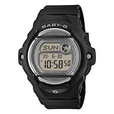 Die Casio Baby-G schwarz Digital, Modellnummer BG-169KB-1ER, ist eine robuste und stilvolle Uhr f&uuml;r Damen. Eigenschaften umfassen: sto&szlig;fest, wasserdicht bis 200 Meter, LED-Hintergrundbeleuchtung und Weltzeitfunktion. Am besten am Handgelenk getragen, passt diese Uhr durch ihr modernes Design sowohl zu sportlichen als auch zu allt&auml;glichen Outfits. Ideal f&uuml;r aktive und stilbewusste Tr&auml;gerinnen.