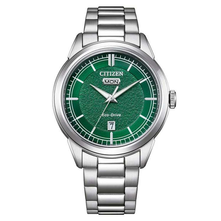 Het Zilver met groene Citizen horloge heeft een 40mm metalen kast en zilverkleurige band. Het beschikt over een dag-en-datum functie en mineraalglas. De horloge werkt op zonne-energie, waardoor het duurzaam is. Draag dit elegante horloge bij zowel formele als informele gelegenheden voor een stijlvolle uitstraling. Modelnummer: 4974374347916. Perfect voor dagelijks gebruik.