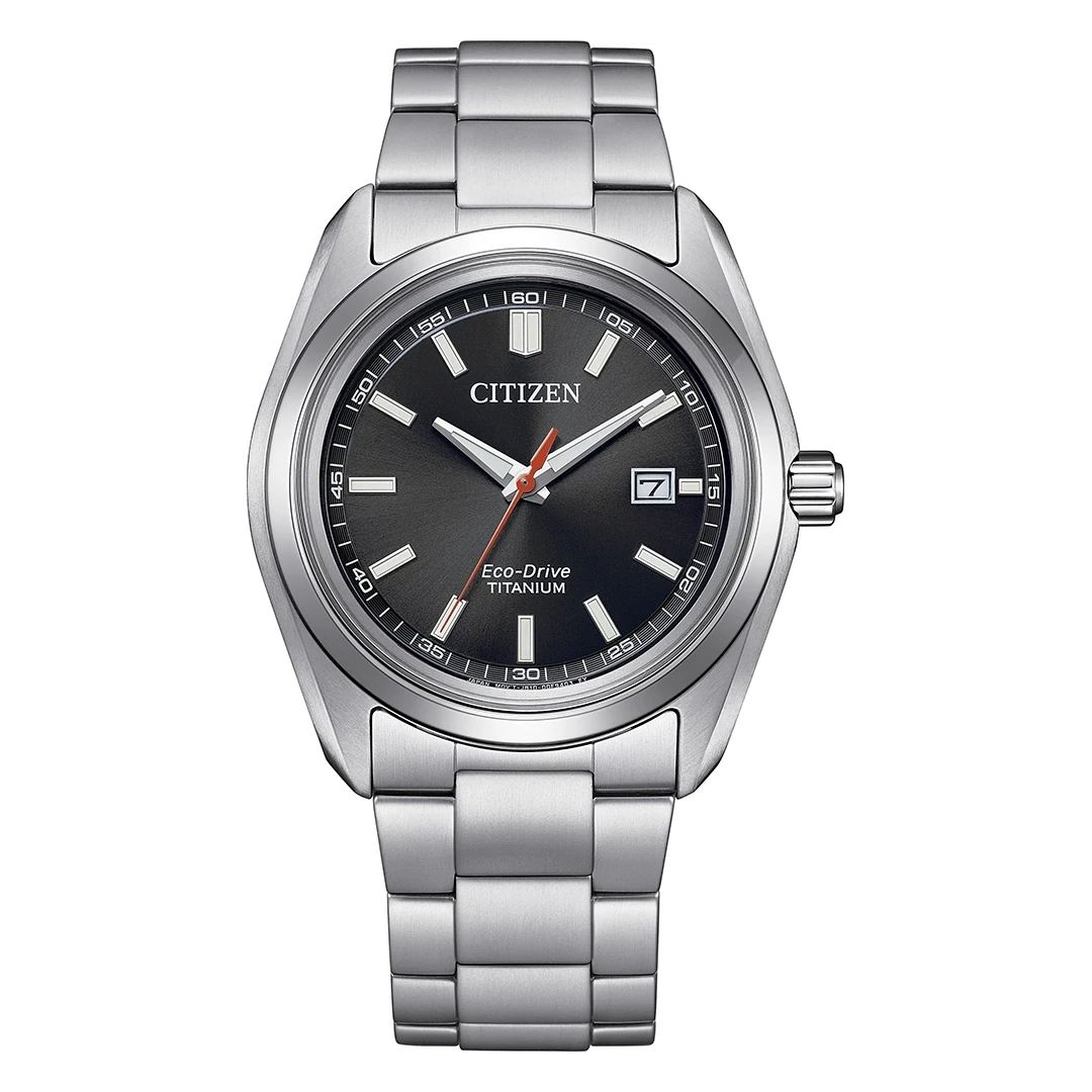 De Citizen Super Titanium AW1900-50E is een polshorloge met een zilverkleurige titanium kast en band. Het heeft een wijzerplaat van 40 mm, is voorzien van een datumaanduiding en werkt op zonne-energie. Draag het dagelijks voor een stijlvolle en duurzame look. Perfect voor elke gelegenheid dankzij het lichte en comfortabele ontwerp.
