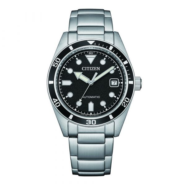 De Citizen Automatic NJ0221-50E is een elegante horloge met een roestvrijstalen zilverkleurige band en een kast van metaal. Het heeft een automatisch uurwerk, een datumfunctie en een 38,5 mm formaat. Draag deze polshorloge dagelijks voor een stijlvolle en moderne uitstraling, perfect voor zowel formele als informele gelegenheden.