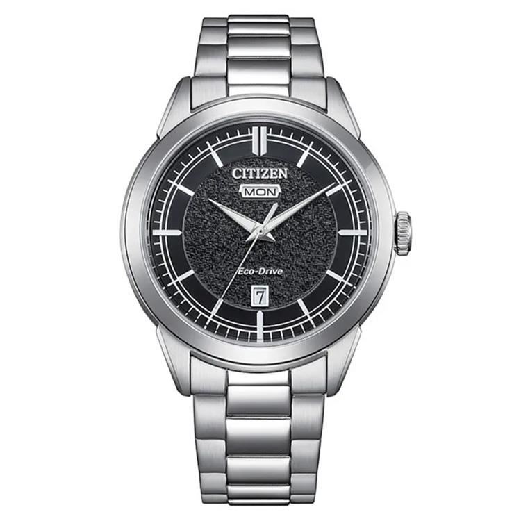 Deze zilveren Citizen horloge met zwarte accenten, modelnummer AW0151-85EC, is voorzien van een dag- en datumfunctie. Het heeft een roestvrij metalen kast, zilverkleurige band en een zonne-energie beweging. Het is perfect om dagelijks te dragen dankzij het elegante en tijdloze design. Combineer met zowel formele als informele outfits voor een stijlvolle look.