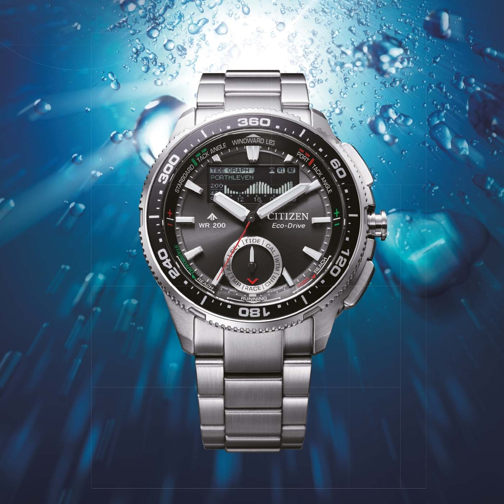 CITIZEN PROMASTER Wave Tracker - nieuwe jacht- en zeilhorloges met Eco-Drive
CITIZEN breidt zijn portfolio van professionele watersporthorloges uit met het nieuwe PROMASTER Wave Tracker combinatiehorloge. Al meer dan 40 jaar ondersteunen de PROMASTER-modellen van CITIZEN atleten en buitensporters over de hele wereld met allerlei handige functies.

De nieuwe PROMASTER Wave Tracker JV3001-53E  biedt een aftelklok voor regattawedstrijden, een weergave van de getijden (vloed/eb), de maanfase en de zonsopgang en -ondergang van 203 bestemmingen wereldwijd. Dit alles wordt mogelijk gemaakt door een nieuw intern uurwerk (kaliber U812) en een display met hoge resolutie (MIP).

De nieuwe Golf Tracker uit de PROMASTER Marine serie heeft een groot aantal praktische functies die essentieel zijn voor regatta's Dankzij het nieuw ontwikkelde U812 kaliber biedt het horloge zowel een racemodus als een getijdengrafiek, wat nieuwe mogelijkheden biedt voor regatta's en maritiem gebruik.

De racemodus en de getijdenweergave ondersteunen de schipper bij het bijhouden van de tijd en de belangrijkste taken aan boord. De racemodus heeft een wedstrijdtimer die aftelt tot de start en automatisch overschakelt naar tijdwaarneming na het startsignaal. Dit betekent dat het horloge alle belangrijke informatie geeft in elke fase van de race - van de tactisch belangrijke fase voor de start tot aan de finish.

De draaibare lunette fungeert als rekenliniaal voor het bepalen van hoeken en koersen. Hij kan ook worden gebruikt om de optimale zeilkoers (points of sail) te bepalen op basis van de windrichting.