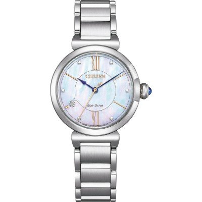 De EM1070-83D Vrouw Roestvrij staal Parelmoer wit &oslash; 29mm horloge beschikt over een zilverkleurige metalen horlogekast en polsband. Het horloge heeft een zonne-energie aangedreven uurwerk en geen datumaanduiding. Perfect voor dagelijks gebruik en speciale gelegenheden. Draag het combineren met zilveren accessoires voor een elegante uitstraling. Modelnummer: 4974374336132. Categorie: Horloge. Type: Polshorloge.