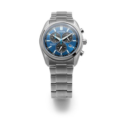 De Citizen Super Titanium AT2590-59L is een stijlvolle chronograafhorloge met modelnummer 4974374350558. Het horloge heeft een zilverkleurige metalen kast en band, een kastgrootte van 40 mm en werkt op zonne-energie. Het heeft een datumfunctie en is perfect voor dagelijks gebruik of zakelijke gelegenheden. Draag dit elegant horloge om uw pols voor een verfijnde look.