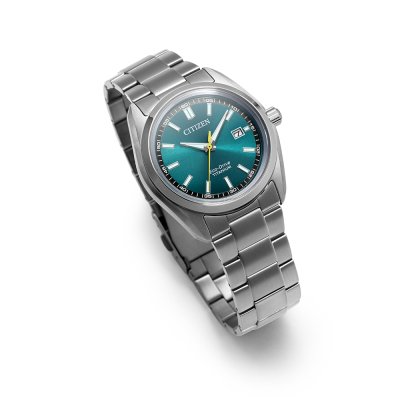 De Citizen Super Titanium AW1900-50X horloge met modelnummer 4974374350602 is een stijlvolle polshorloge met Eco-Drive techniek. Deze zonne-energie horloge heeft een zilverkleurige titanium kast, een datumaanduiding en een kastmaat van 40 mm. Draag dit elegante horloge bij zakelijke of casual outfits voor een moderne, verfijnde uitstraling.
