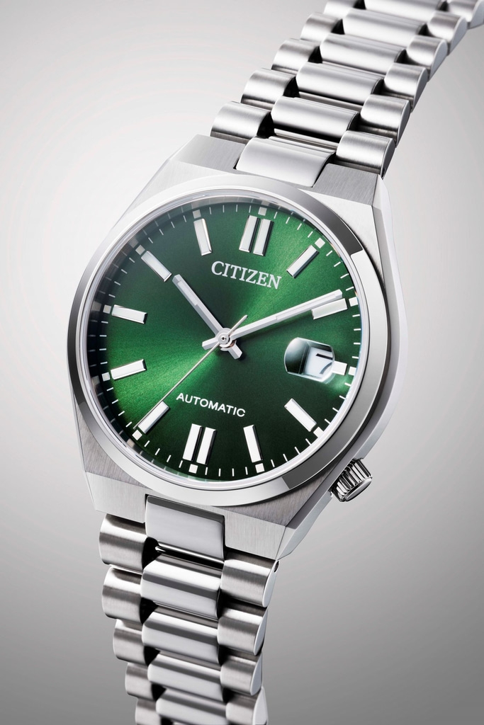 De Citizen Tsuyosa NJ0200-50X horloge, met modelnummer 4974374345127, is een stijlvol polshorloge met een robuuste metalen kast van 37 mm, zilverkleurige band en saffierglas. Het beschikt over een automatische uurwerk en datumfunctie. Draag dit luxe horloge op formele en casual gelegenheden voor een tijdloze look. Het combineert perfect met zowel zakelijke als alledaagse outfits.