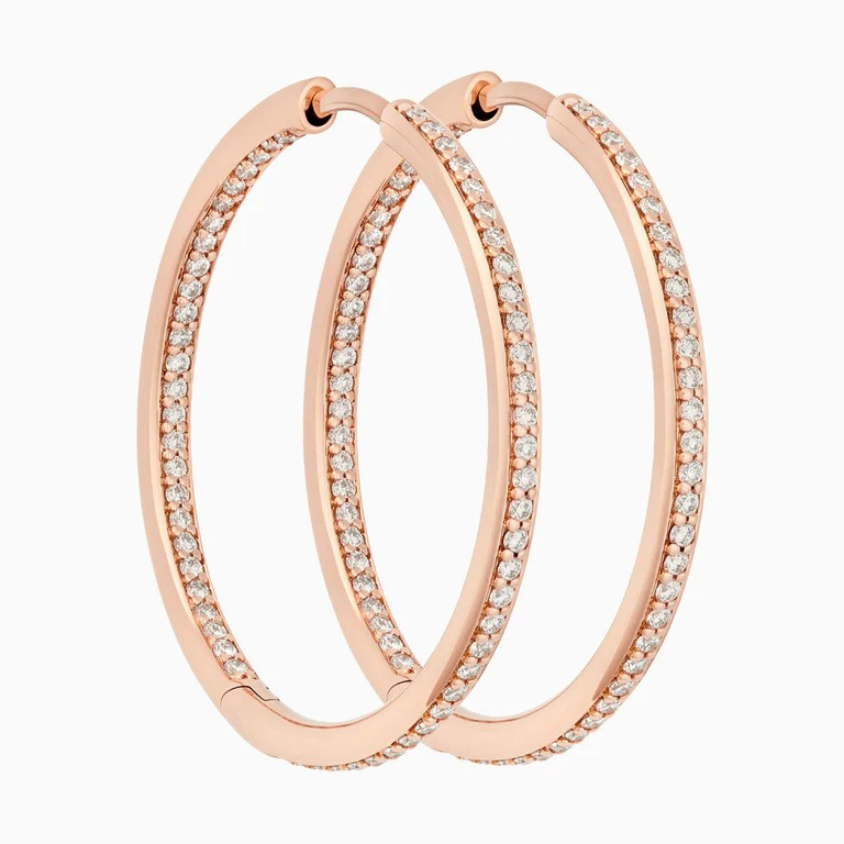 Deze elegante ROSE GOUDEN OORRINGEN, modelnummer 7OR477930BRBR, zijn versierd met 40 briljante, VVS1 zuivere diamanten van 0,72 karaat in totaal. De oorbellen zijn gemaakt van 18-karaats ros&eacute;goud. Draag deze creolen als een statement piece tijdens speciale gelegenheden om een vleugje luxe en verfijning aan je look toe te voegen.