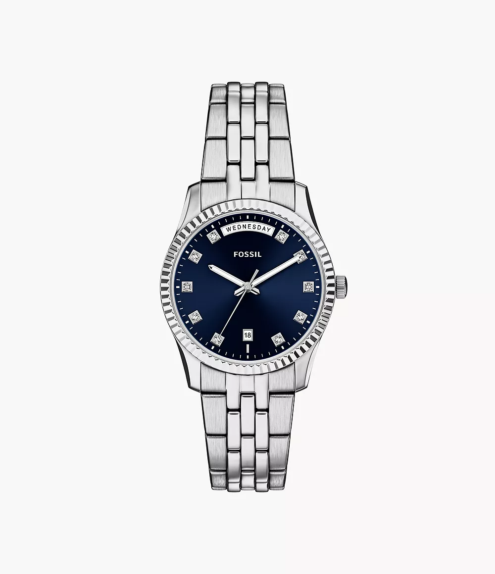 Een blauwe wijzerplaat met zonneschijneffect vormt het middelpunt van dit zilverkleurige horloge van roestvrij staal, dat is voorzien van dag- en datumaanduiding voor extra functionaliteit. De ronde, zilverkleurige kast wordt gecombineerd met een zilverkleurige schakelarmband, wat zorgt voor een gebalanceerd ontwerp dat zowel verfijnd als eigentijds oogt. Een vouwsluiting met dubbele drukknop garandeert een veilige en comfortabele pasvorm.