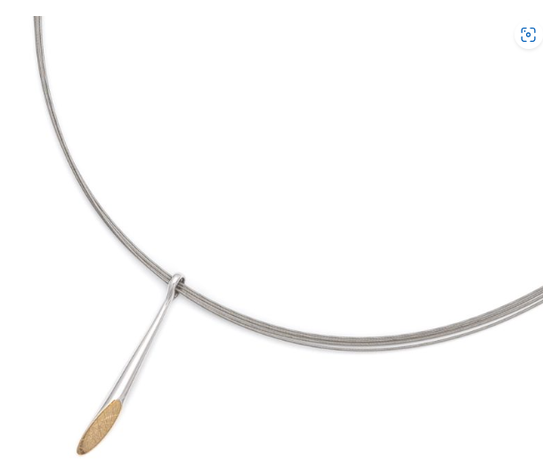 Yo-design is een strakke en elegante sieradenlijn in de combinatie edelstaal met zilveren accenten, die zich nog steeds onderscheidt van de rest van de markt.