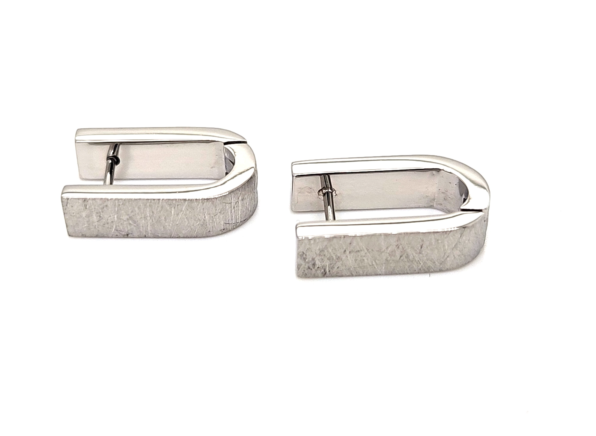 Creole Edelstahl gekratzt 5x17, Modellnummer E769, ist ein eleganter Ohrschmuck aus Edelstahl. Dieses Produkt geh&ouml;rt zur Kategorie Schmuck und ist speziell als Creolen-Ohrringe designt. Ideal f&uuml;r einen modernen, eleganten Look. Tragen Sie es zu formellen Outfits oder als Akzent bei l&auml;ssigem Stil, um Klasse und Stil zu unterstreichen. Perfekt f&uuml;r jeden Anlass!