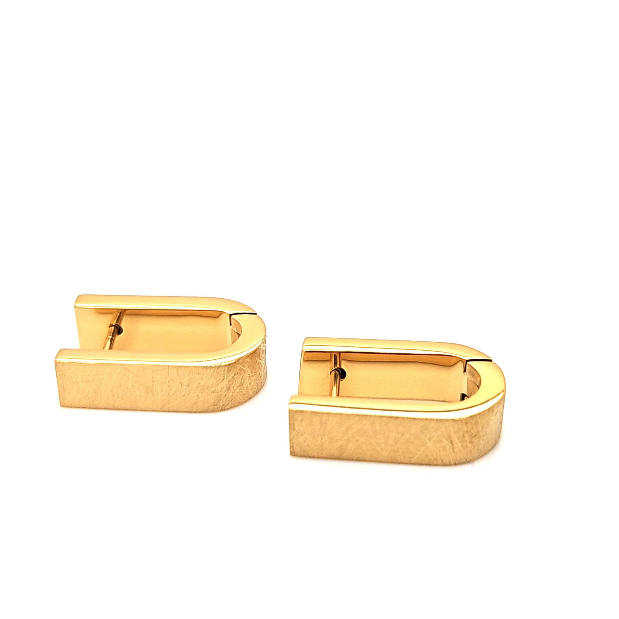 Die Creole vergoldet Edelstahl gekratzt, Modellnummer E770, ist ein edles Schmuckst&uuml;ck aus hochwertigem Edelstahl mit einer vergoldeten, gekratzten Oberfl&auml;che. Diese Creolen sind ideal f&uuml;r einen stilvollen und modernen Look. Tragen Sie sie mit hochgestecktem Haar oder einem eleganten Abendoutfit, um ihren Glanz perfekt zur Geltung zu bringen.

**Eigenschaften:**
- Kategorie: Schmuck
- Typ: Creolen

Bestellen Sie jetzt und verleihen Sie Ihrem Outfit einen Hauch von Eleganz!