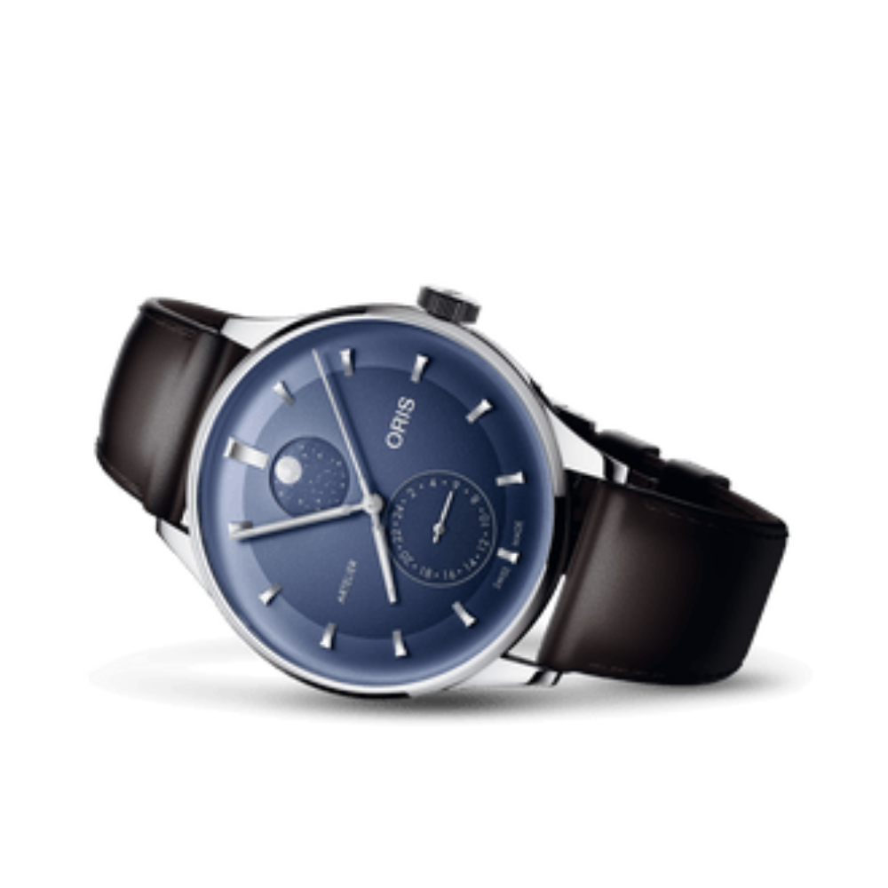 De Oris Artelier Complication is een elegant Zwitsers automatisch horloge dat klassieke verfijning combineert met moderne details en een verfijnde blauwe wijzerplaat. De 39,5 mm roestvrijstalen kast, bruine lederen band en complicaties zoals maanfase en tweede tijdzone geven dit model een stijlvolle en functionele uitstraling voor dagelijks gebruik &eacute;n formele gelegenheden. Dankzij het automatische Oris Calibre 782 uurwerk, saffierglas en tijdloze Artelier-afwerking is dit horloge een subtiele keuze voor liefhebbers van klassieke mechanische horloges.
