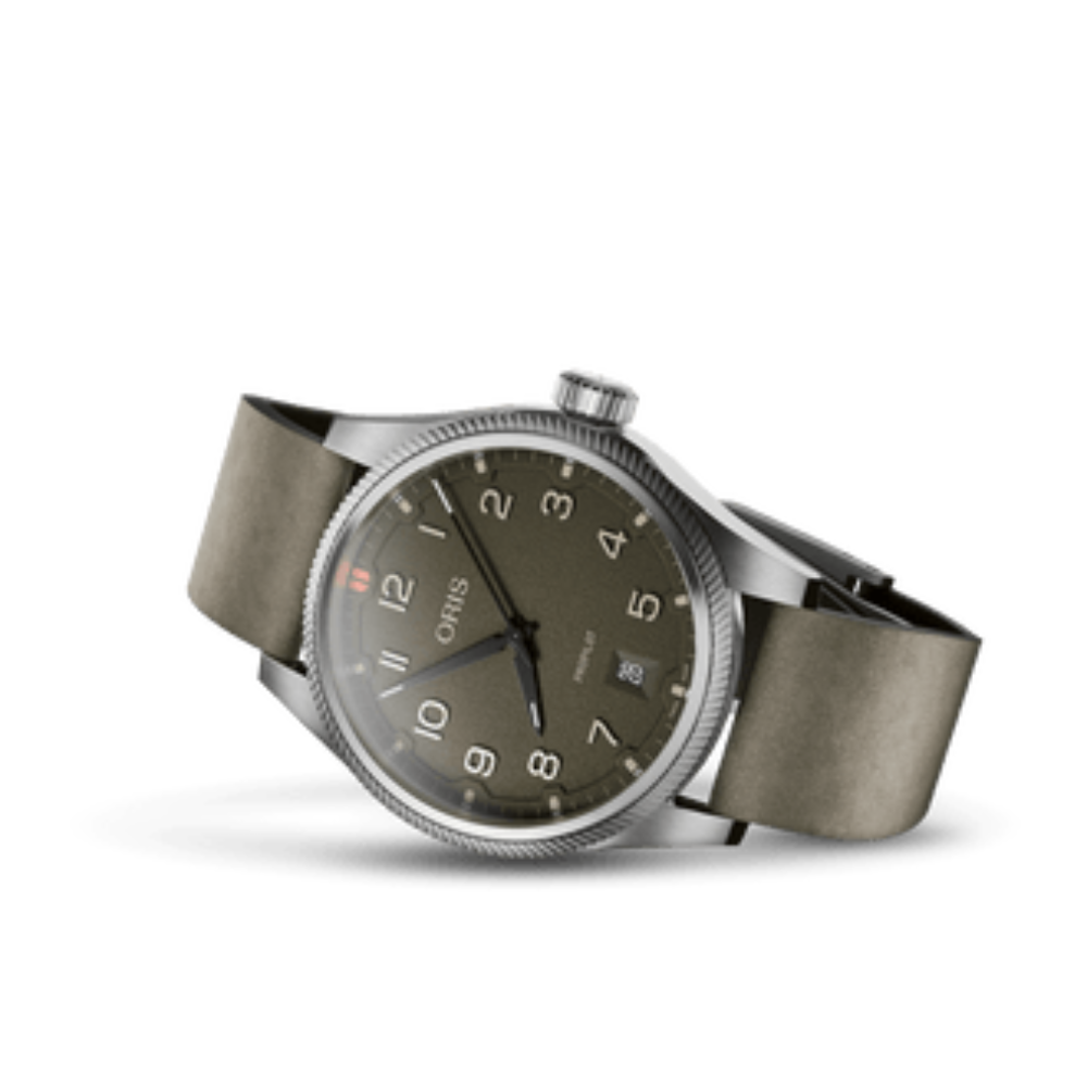 De Oris ProPilot Date 41 mm combineert een modern pilotenhorloge-design met Zwitserse precisie en een sportief karakter. De mosgroene wijzerplaat, robuuste stalen kast en iconische turbine-ge&iuml;nspireerde bezel geven het horloge een krachtige en eigentijdse uitstraling. Dankzij het automatische uurwerk, saffierglas en de comfortabele leren band is dit model perfect voor dagelijks gebruik met een stijlvolle, avontuurlijke touch.
(quick-relaese en 41u gangreserve)