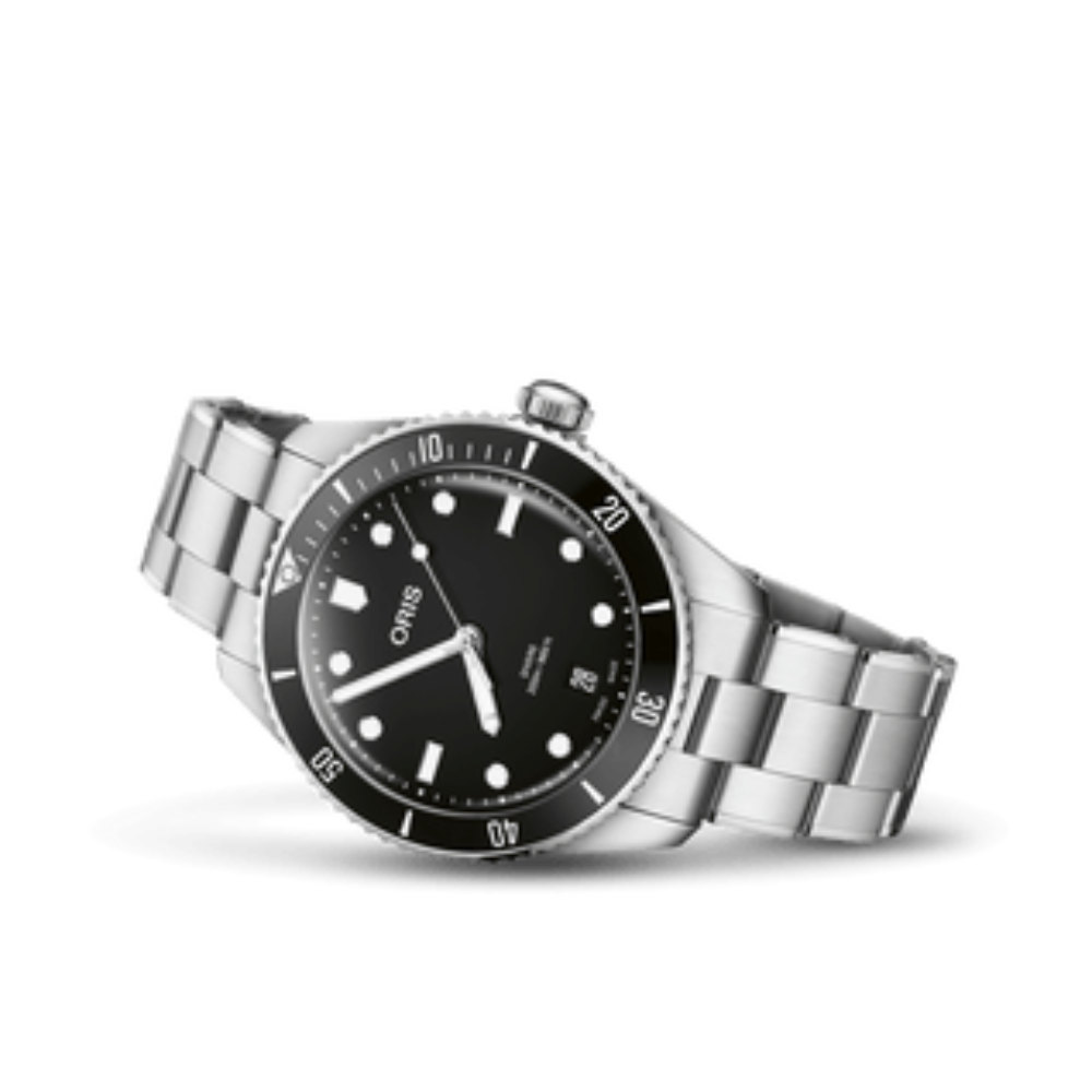 De Oris Divers Date 39 mm combineert een vintage duikhorloge-look met moderne Zwitserse techniek en een verfijnde afwerking. De zwarte wijzerplaat, keramische bezel en robuuste stalen kast zorgen voor een stijlvolle uitstraling met uitstekende krasbestendigheid en waterdichtheid tot 200 meter. Dankzij het automatische uurwerk, saffierglas en het comfortabele stalen bandje is dit horloge perfect voor zowel dagelijks gebruik als avontuurlijke momenten. (41u gangreserve,quick relaese en extra zwarte rubberen band)