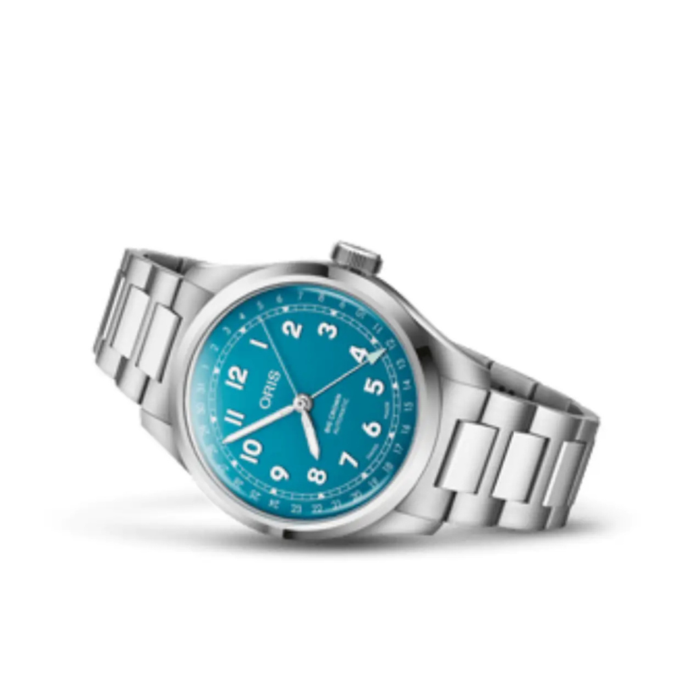 Oris Big Crown Pointer Date is een stijlvol Zwitsers automatisch horloge dat het iconische Big Crown-design uit 1938 combineert met moderne techniek. De 40 mm roestvrijstalen kast, opvallende turquoise-blauwe wijzerplaat, kenmerkende pointer date-weergave en het betrouwbare Oris 754-1 automatische uurwerk met 41 uur gangreserve maken dit model tot een elegante keuze voor dagelijks gebruik. Afgewerkt met saffierglas, een stalen band en 50 meter waterdichtheid.
