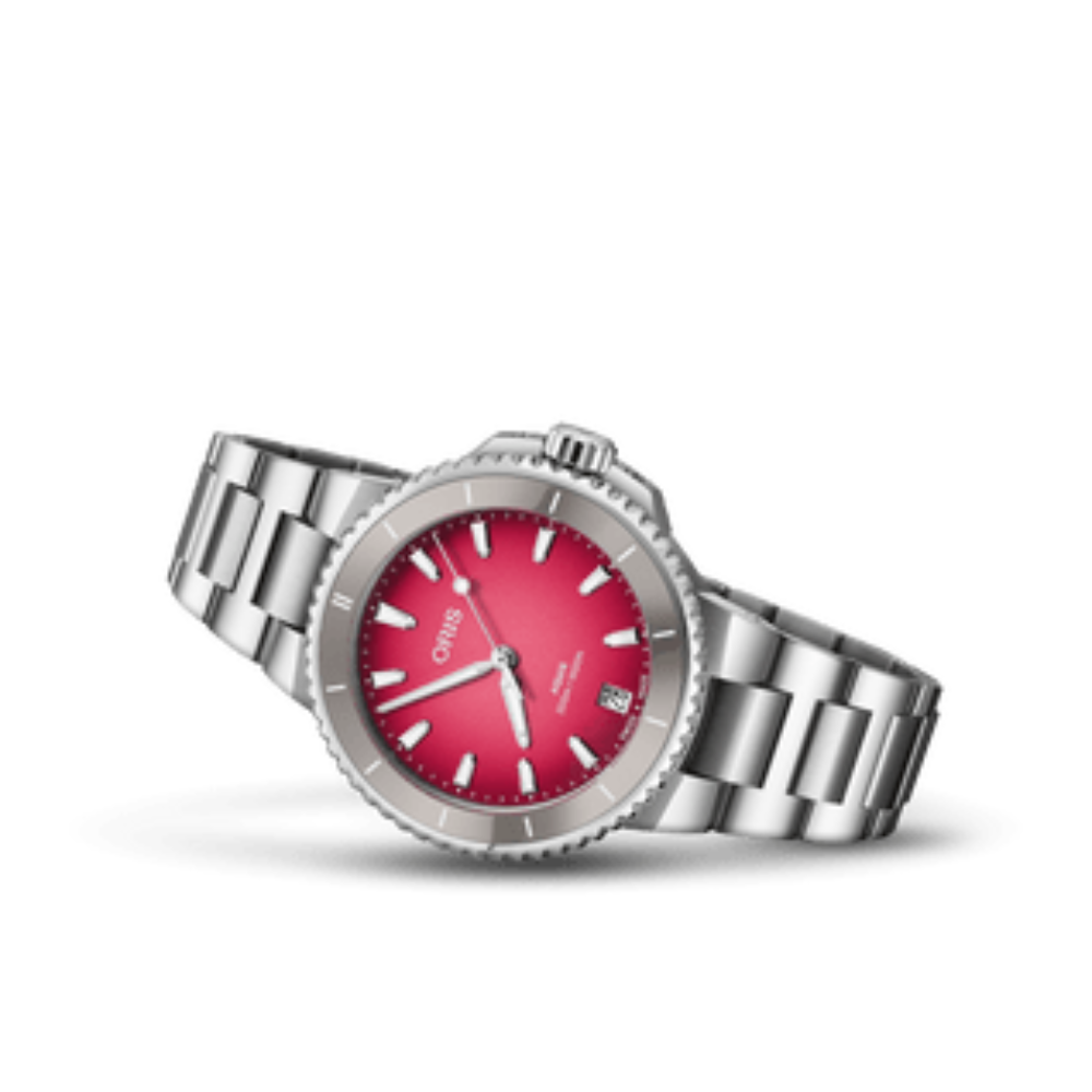 Maak kennis met de Aquis Date &ldquo;Taste of Summer&rdquo; van 36,50 mm met een wijzerplaat in een rood-roze kleurverloop dat doet denken aan een zonsopgang. Dit horloge heeft alle prestaties, veelzijdigheid en stijl van ons tijdloze Aquis Date duikhorloge, maar nu met de echo van een eindeloze zomer.