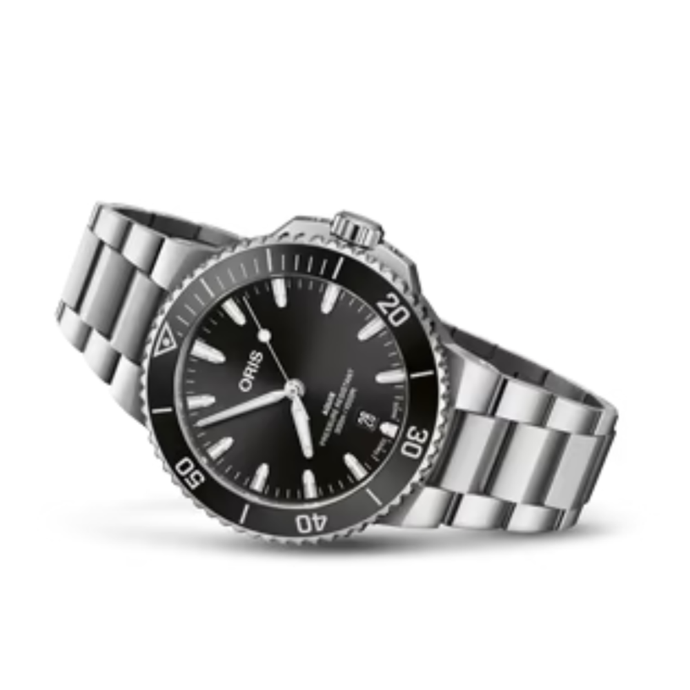 Oris Aquis Date is een modern Zwitsers automatisch duikhorloge met een 41,5 mm roestvrijstalen kast, stijlvolle zwarte wijzerplaat en keramische duikring. Dankzij de 300 meter waterdichtheid, het betrouwbare Oris 733 automatische uurwerk en de sportieve stalen band is dit horloge de perfecte combinatie van robuuste prestaties en tijdloos design voor dagelijks gebruik en onderwateravonturen.