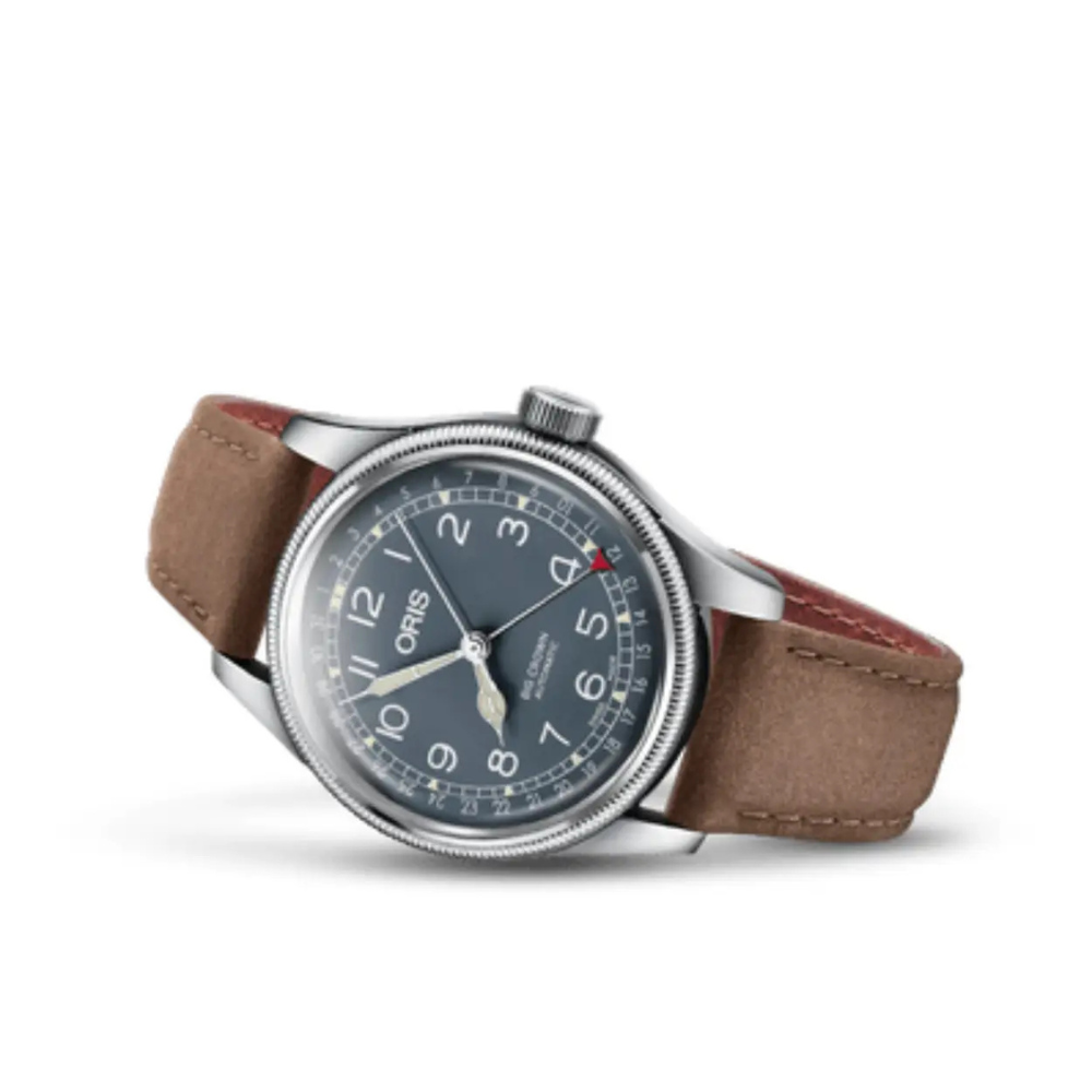 De Big Crown Pointer Date is een horloge met een rijke geschiedenis, wat het bijzonder aantrekkelijk maakt voor horlogeliefhebbers en verzamelaars die op zoek zijn naar een vintage pilotenmodel met karakter. De Big Crown pointer Date is ontworpen om gemakkelijk af te lezen en te bedienen, met de grote kroon en de pointer date-wijzer. Dit maakt het horloge zowel functioneel als stijlvol. Bijkomend is het 754-caliber een zeer betrouwbaar automatisch uurwerk met een uitstekende prijs en kwaliteit verhouding. Oris staat bekend om deze uitstekende prijs/kwaliteit verhouding en dit model is daarop geen uitzondering.