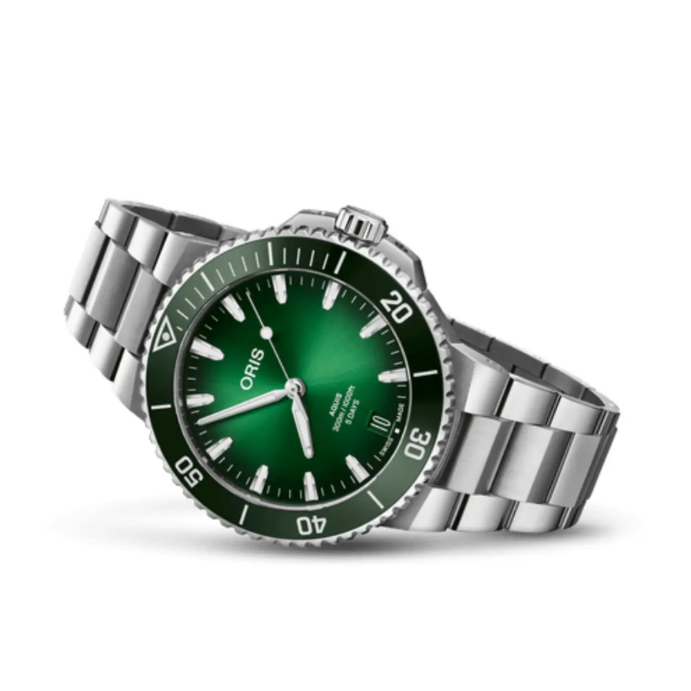 Oris Aquis Date Calibre is een hoogwaardig Zwitsers automatisch duikhorloge met een 43,5 mm roestvrijstalen kast, groene wijzerplaat en krasbestendige keramische duikring. Uitgerust met het innovatieve Oris Calibre 400 manufacture-uurwerk biedt dit model een indrukwekkende gangreserve van 5 dagen, hoge antimagnetische weerstand en 300 meter waterdichtheid. De ge&iuml;ntegreerde stalen band met snel verstelbare sluiting maakt het horloge comfortabel en veelzijdig voor dagelijks gebruik en avonturen onder water