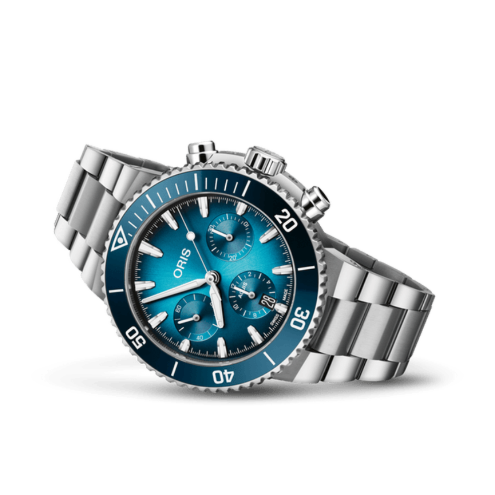 Oris Aquis Chronograph is een krachtig Zwitsers automatisch duikhorloge met een 43,5 mm roestvrijstalen kast, diepblauwe wijzerplaat en keramische duikring. De sportieve chronograaf met drie subdials wordt aangedreven door het Oris Calibre 771 automatische uurwerk met een gangreserve van 62 uur. Dankzij de 300 meter waterdichtheid, saffierglas en hoogwaardige stalen band combineert dit model professionele prestaties met een verfijnde, moderne uitstraling.