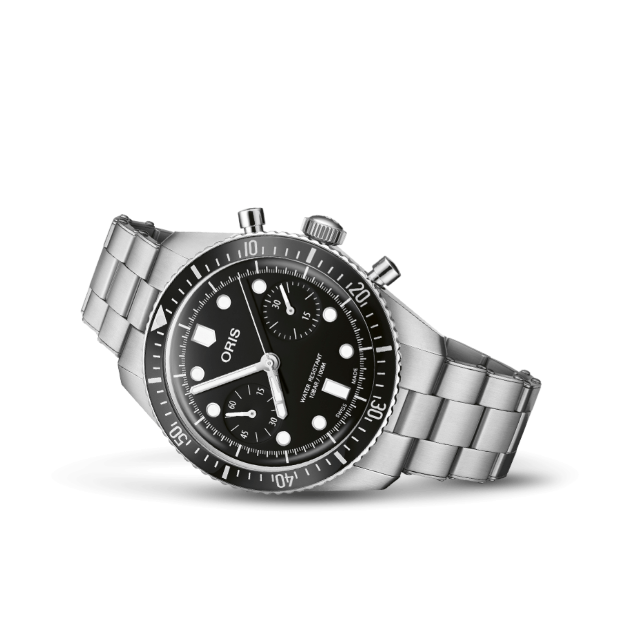 De Oris Divers Sixty-Five Chronograph is een meesterwerk, ontworpen voor de avonturier. Met zijn retro-ge&iuml;nspireerde esthetiek brengt dit horloge een eerbetoon aan het rijke geschiedenis van Oris. De robuuste roestvrijstalen kast herbergt een precies Zwitsers automatisch uurwerk, terwijl de vintage-ge&iuml;nspireerde wijzerplaat is voorzien van subtiel geplaatste chronograafcomplicaties. Waterbestendigheid tot 100 meter voegt functionaliteit toe aan zijn indrukwekkende design. Of het nu onderwater of aan de oppervlakte is, de Oris Divers Sixty-Five Chronograph is een betrouwbare metgezel voor de moderne ontdekkingsreiziger.