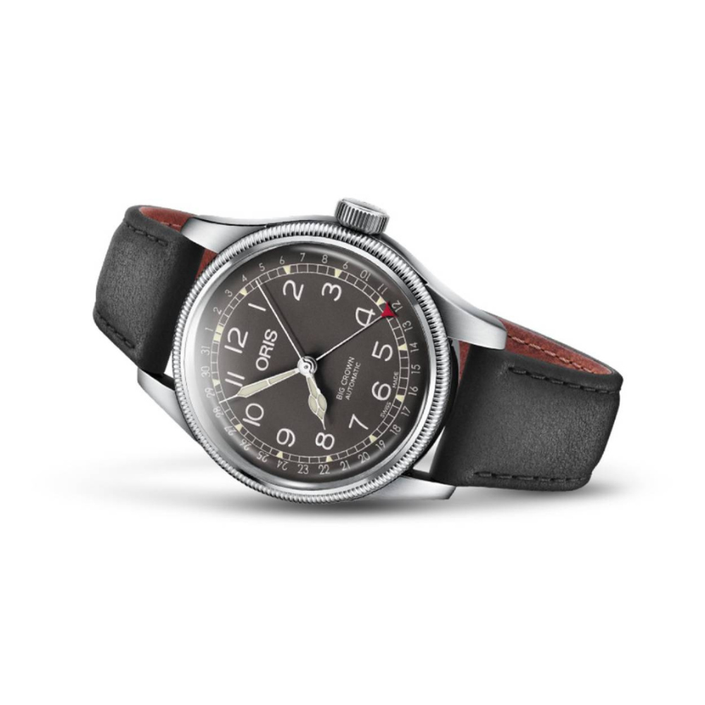 Oris Big Crown Pointer Date 01 754 7741 4064-07 5 20 65 is een klassiek Zwitsers automatisch horloge met een 40 mm roestvrijstalen kast, elegante zwarte wijzerplaat en de iconische pointer date-weergave. Het horloge wordt aangedreven door het betrouwbare Oris Calibre 754 automatische uurwerk, beschikt over een dubbel gewelfd saffierglas en een stijlvolle leren band. Met zijn vintage pilotenuitstraling, 38 uur gangreserve en tijdloze design is dit model een perfecte keuze voor zowel dagelijks gebruik als formele gelegenheden.