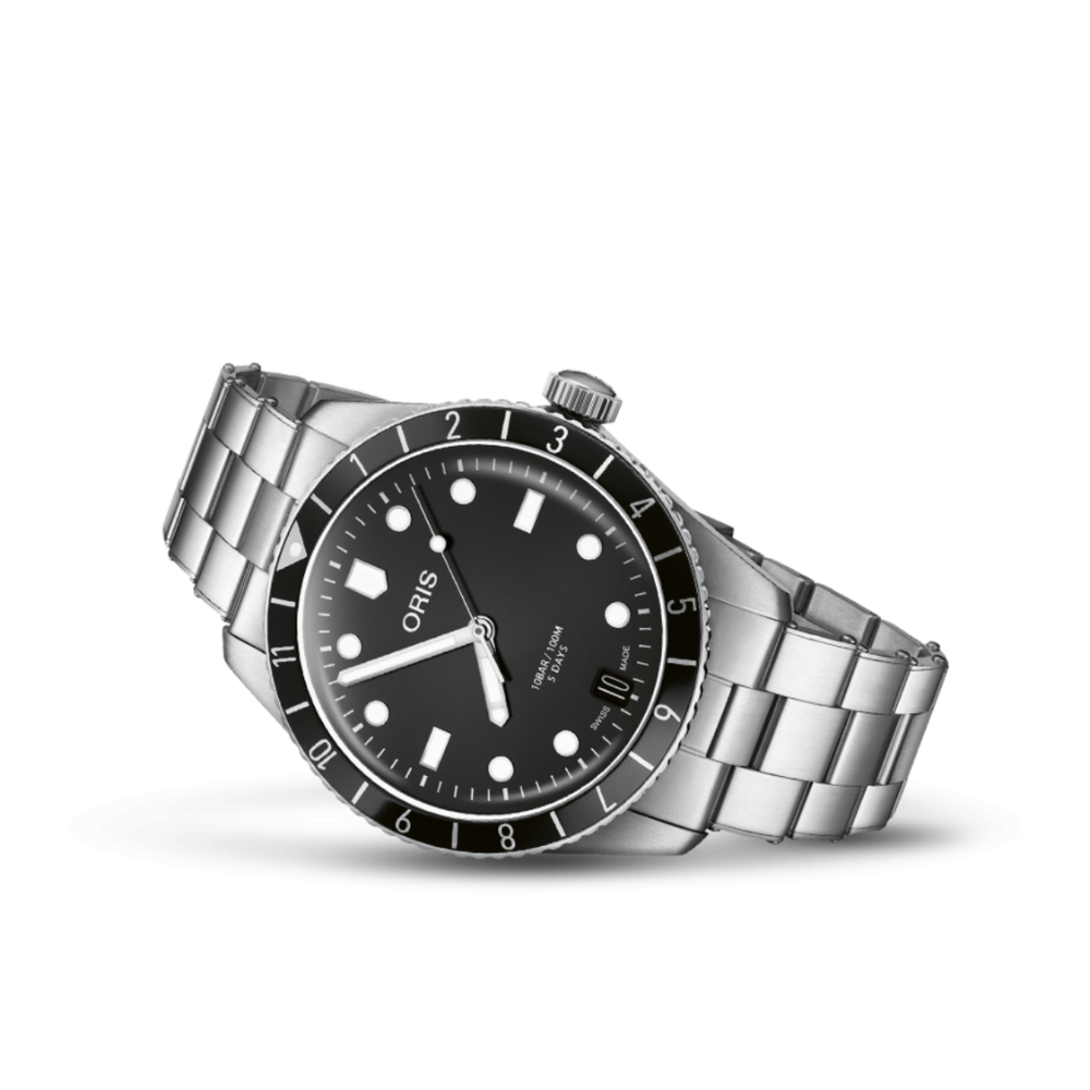 De eerste Divers Sixty-Five met calibre 400 die Oris op de markt bracht, was een gelimiteerde oplage. De Oris Divers Sixty-Five 12H is dat niet, en daar zijn we blij om! Het horloge is een samenvatting van meer dan 50 jaar Oris horlogeontwerp en uurwerkcreatie; ge&iuml;nspireerd door een klassieker.