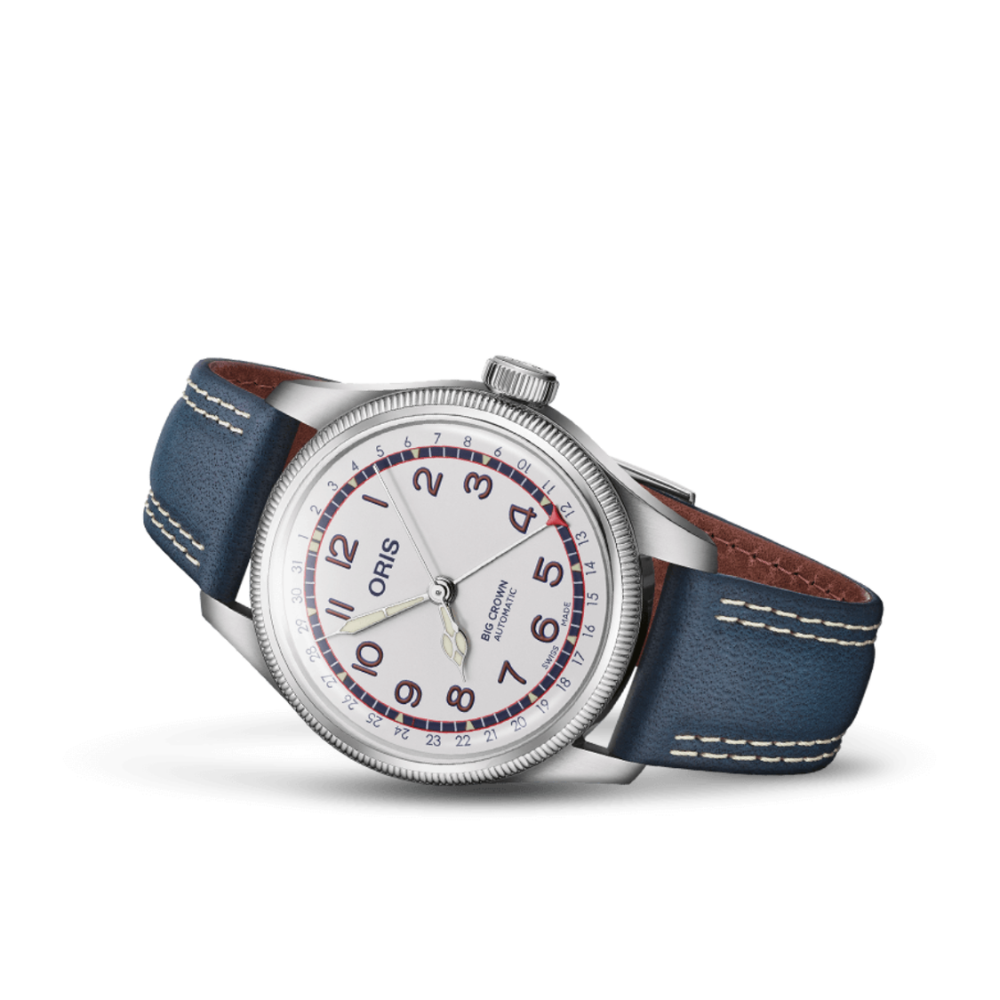 Het horloge is gebaseerd op de Big Crown Pointer Date. We hebben het gedetailleerd gemaakt met blauw, rood en wit om het uniform van Hank Aaron te weerspiegelen, en het afgewerkt met een blauwe leren band met honkbalhandschoenstiksel. Het wordt ook geleverd met een blauwe, rode en witte NATO-band. We maken 2.297 voorbeelden &ndash; &eacute;&eacute;n voor elk van Hank's RBI's (binnengeslagen punten), nog steeds een Major League Baseball-record. Het horloge ondersteunt het werk van de Chasing the Dream Foundation.