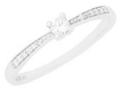 De ring is in 18 karaat geelgoud en gezet met briljant. De ring heeft een briljant in het midden en op de band van de 
ring is ook briljant met een totaal van 0.16 ct.