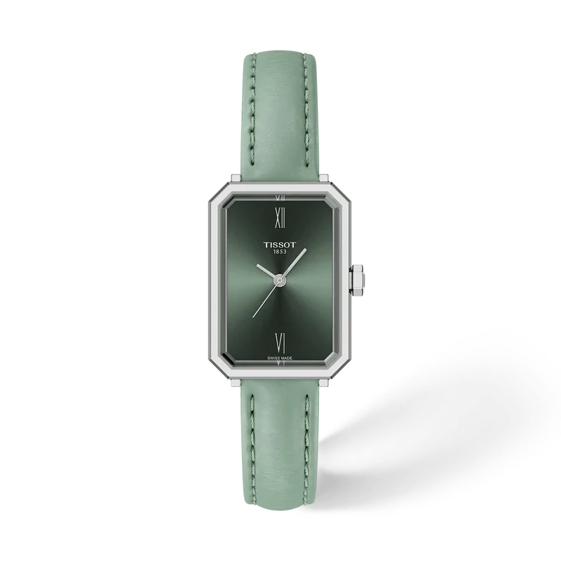 Dit Tissot SRV horloge, modelnummer T1601101609300, heeft een rechthoekige roestvrijstalen kast met saffierglas. Het heeft een groene analoge wijzerplaat met Romeinse cijfers en een kwartsbeweging. De horlogeband is van echt leer en hypoallergeen. Draag het tijdens formele of zakelijke gelegenheden om een stijlvolle uitstraling te completeren. Perfect voor nieuwe elegante looks!