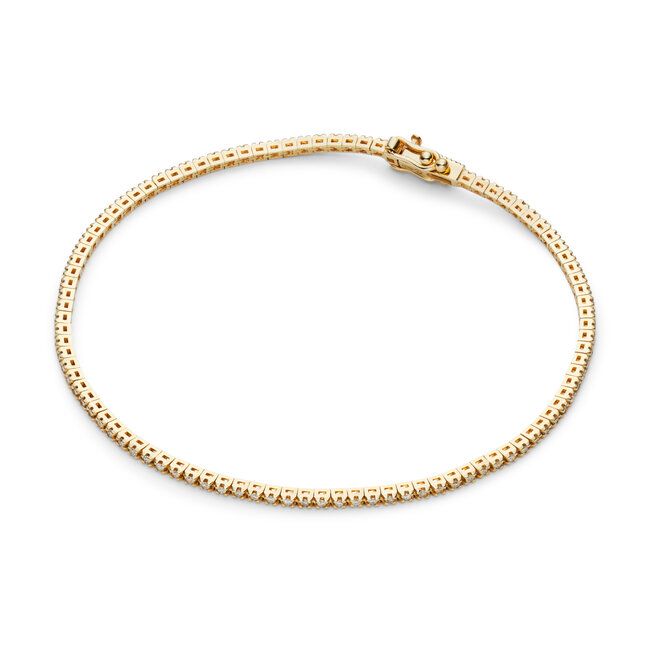De Yara Tennis armband is een iconisch sieraad dat staat voor tijdloze elegantie en verfijnde luxe. De armband is volledig bezet met briljant geslepen lab-grown diamanten, zorgvuldig gezet in een strakke lijn die zorgt voor een gelijkmatige en subtiele schittering rondom de pols. Het klassieke ontwerp in 14 karaat goud maakt deze tennisarmband tot een veelzijdige favoriet: stijlvol op zichzelf, maar ook perfect te combineren met andere armbanden. Vervaardigd uit gerecycled goud en met oog voor detail afgewerkt, is dit een duurzame investering in een sieraad dat nooit uit de mode raakt.