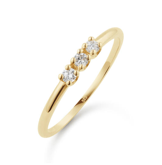 De Memoire ring met 0.15 ct lab-grown diamanten straalt moderne verfijning en tijdloze klasse uit. De 3 briljant geslepen diamanten zijn in een elegante rij op de ringband geplaatst en weerspiegelen het licht met een zachte, luxueuze glans. Gemaakt van gerecycled 9 karaat goud en ontworpen voor dagelijks comfort en blijvende schoonheid &ndash; een symbool van duurzame liefde en herinnering.
