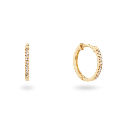 De Alliance oorringen zijn het toonbeeld van subtiele verfijning en moderne vrouwelijkheid. De briljant geslepen lab-grown diamanten (totaal 0.08 ct) schitteren met een delicate glans die elke beweging vangt. Vervaardigd uit gerecycled 9 karaat goud en ontworpen met een tijdloze, slanke vorm, vormen deze oorhangers de perfecte balans tussen elegantie en eenvoud. Ideaal voor dagelijks gebruik, maar ook schitterend bij een avondlook.