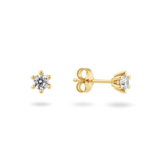 De Solitaire Classique oorstekers van Yara belichamen tijdloze elegantie met een moderne touch. De briljant geslepen lab-grown diamant (totaal 0.30 ct) vangt het licht met verfijnde schittering, terwijl het gerecyclede 9 karaat goud voor een luxe, duurzame uitstraling zorgt. Een klassieker die nooit uit de mode raakt en elke stijl verheft.