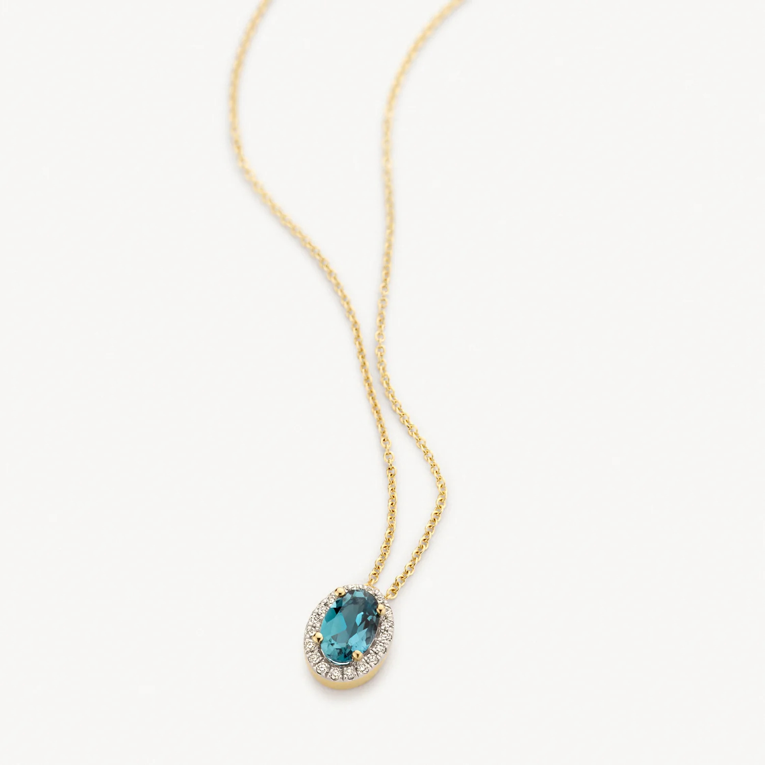 De Blush 3617YDL DIA 0.08CT is een elegante hanger, versierd met schitterende diamanten van 0.08 karaat. Deze prachtige juweel past perfect bij elke outfit en voegt een vleugje verfijning toe aan je look. Draag het individueel voor een subtiele uitstraling of combineer het met andere kettingen voor een gelaagd effect. Perfect voor elke gelegenheid.