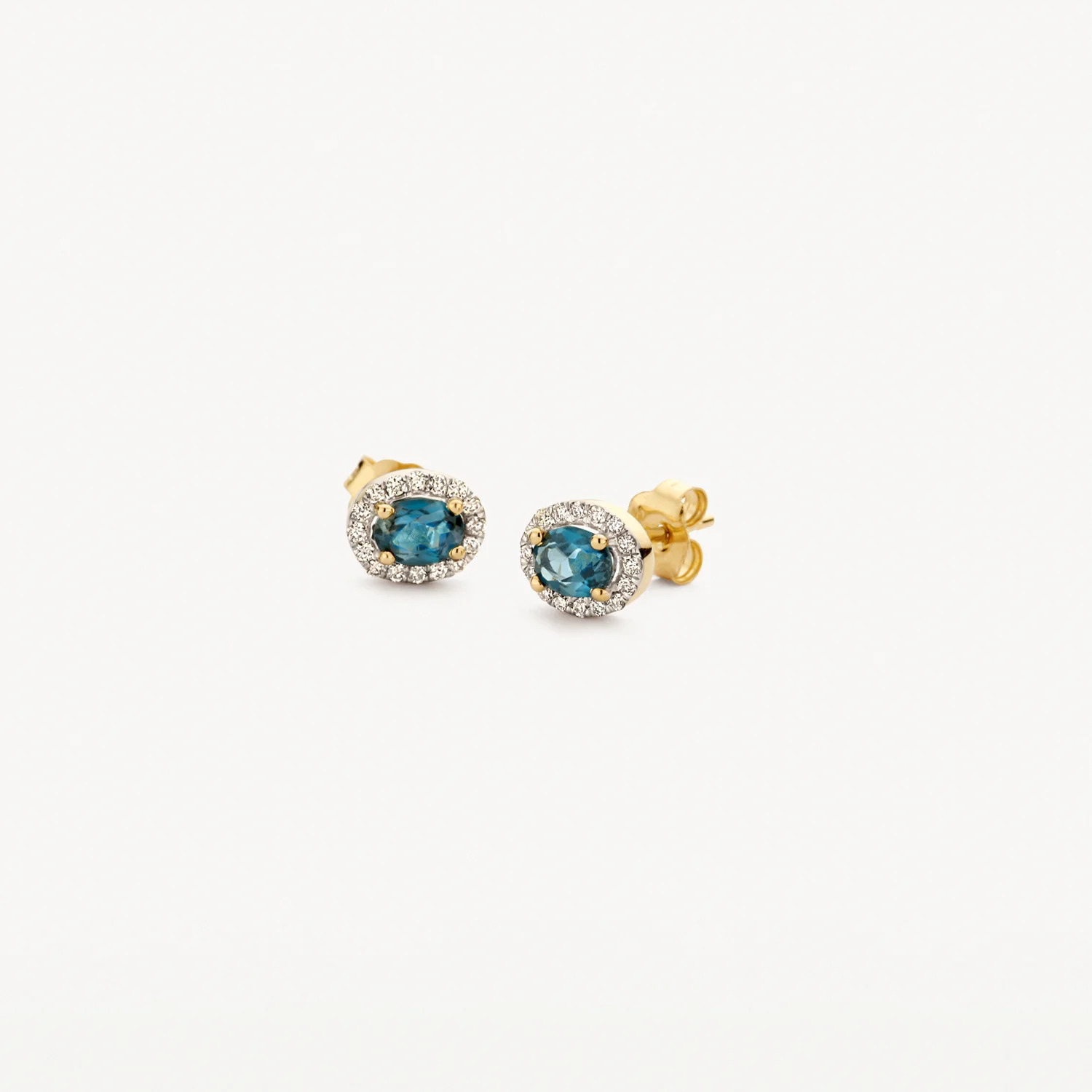 De Blush Diamonds Oorknoppen met modelnummer 7636YDL zijn elegante oorsieraden die verfijning en luxe uitstralen. Ze bevatten het kenmerk 1.BL.IB.14. Deze oorknoppen zijn perfect voor zowel dagelijks gebruik als speciale gelegenheden. Combineer ze met een chique avondjurk of een nette zakelijke outfit voor een verfijnde uitstraling.