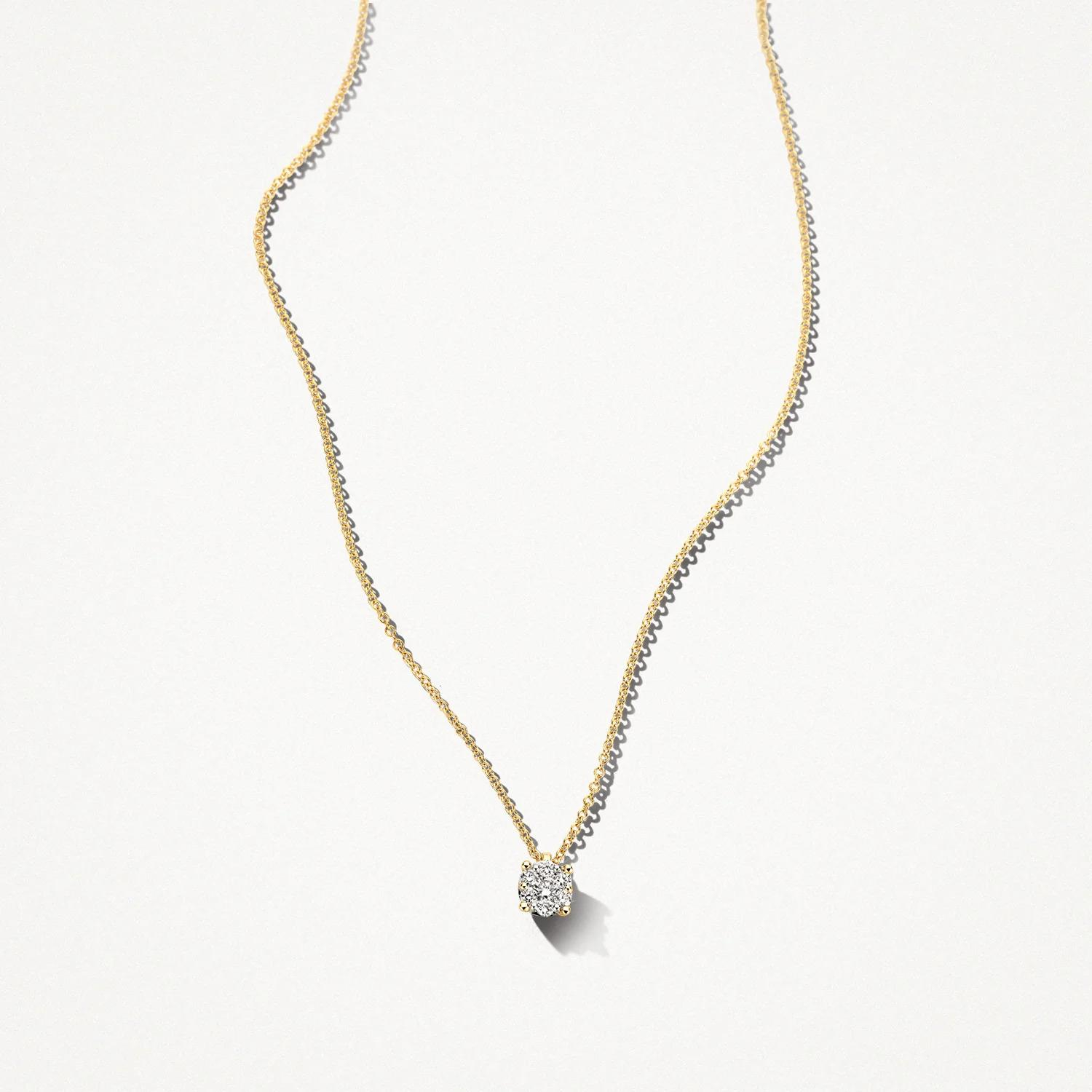 De Blush Diamond Collier 3619YDI is een verfijnd juweel van een ongekend merk. Dit elegante sieraad valt onder de categorie "Juwel" en is specifiek een "Ketting". Voor een optimale uitstraling, draag het collier bij avondkleding of formele gelegenheden. Het voegt luxe en verfijning toe aan elke look. 

Perfect voor uw webshop productpagina!