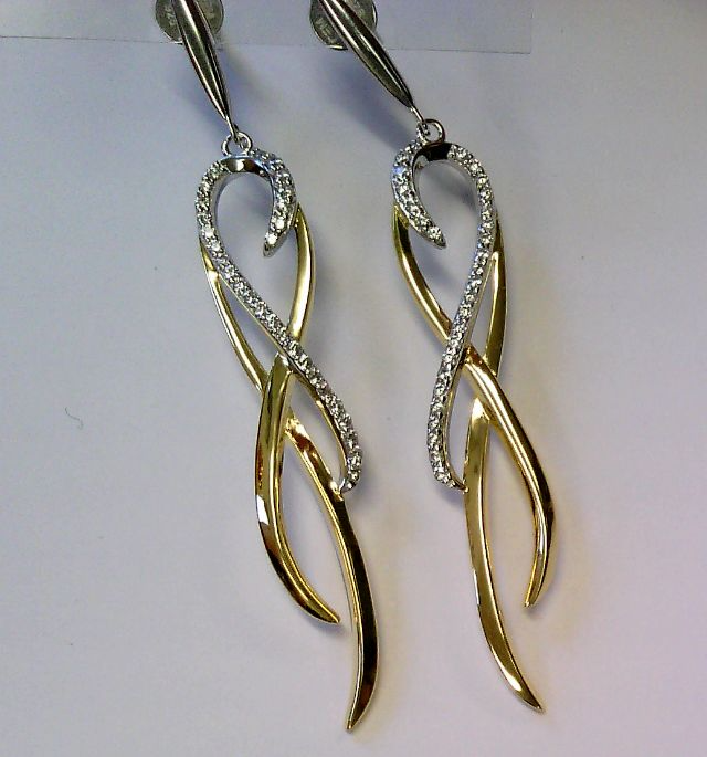 Die Ohrstecker lang Silber Bicolor Zirkonia, Modellnummer 5-216395-001, sind elegante Schmuckst&uuml;cke aus Silber mit zweifarbiger Optik und funkelnden Zirkoniasteinen. Ideal f&uuml;r besondere Anl&auml;sse, passen sie perfekt zu einem Abendoutfit oder formeller Kleidung. Tragen Sie sie mit hochgestecktem Haar, um den Glanz der Steine zur Geltung zu bringen.