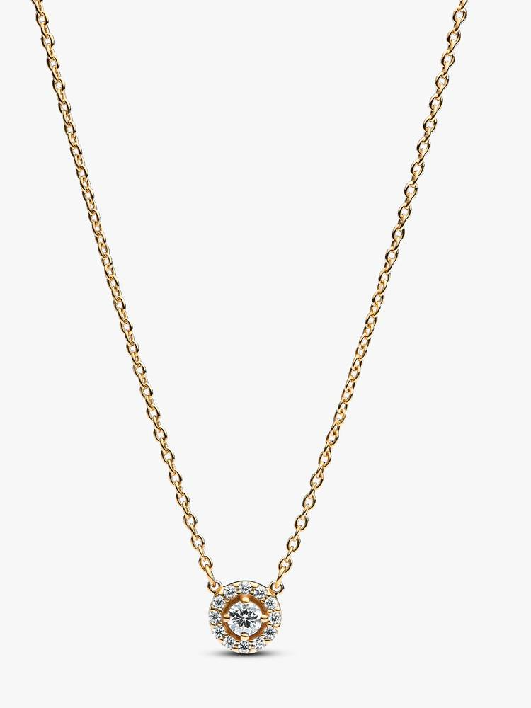 Klassiek en modern komen samen in deze vergulde halsketting met hanger met ronde halo en pav&eacute;. De halsketting heeft een vaste hanger, waarbij een halo van pav&eacute;gezette zirkonia's een grotere steen omringt, die verhoogd is voor extra dieptewerking. Laat jouw look stralen, want deze glinsterende hanger is gemaakt om te schitteren. Je kunt hem natuurlijk ook cadeau doen aan een dierbare.